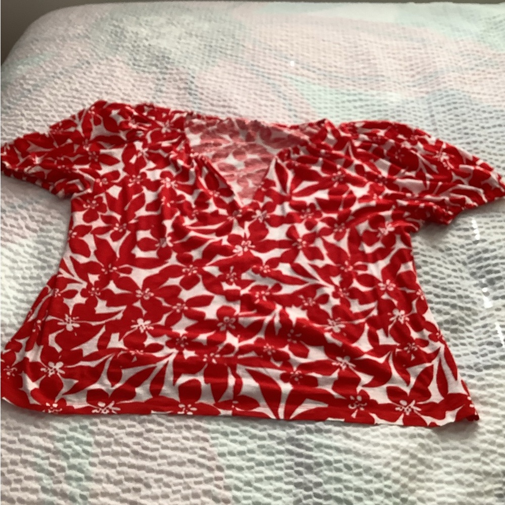 LOFT Red and White Floral Short Sleeve Blouse